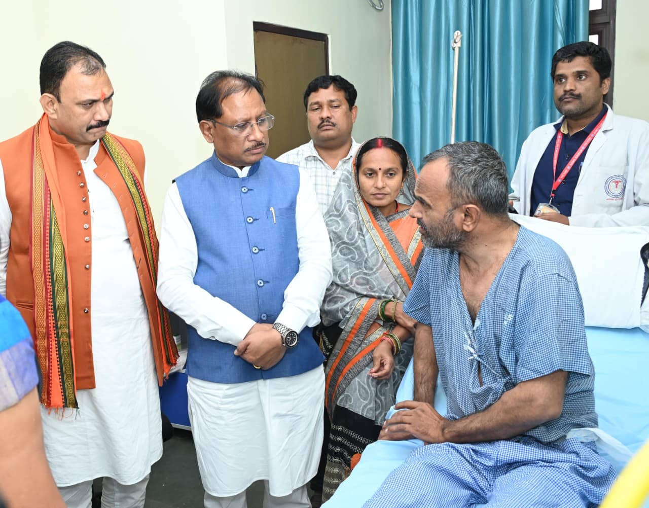 मुख्यमंत्री साय ने एम्स रायपुर में भर्ती श्री विशंभर यादव का जाना कुशलक्षेम : इलाज के लिए 5-5 लाख की आर्थिक सहायता