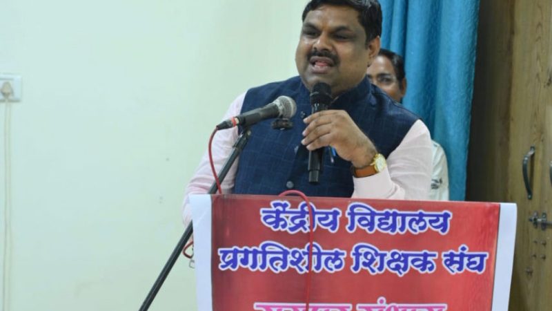 शिक्षक ज्ञान देता है व बेहतर समाज भी निर्मित करता है-स्कूल शिक्षा मंत्री यादव