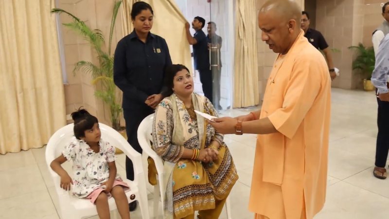 बच्ची की योगी से गुहार… एडमिशन का सपना होगा साकार