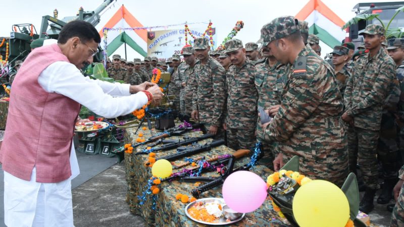 रक्षा राज्यमंत्री संजय सेठ ने सैन्य छावनी में किया शस्त्र पूजन