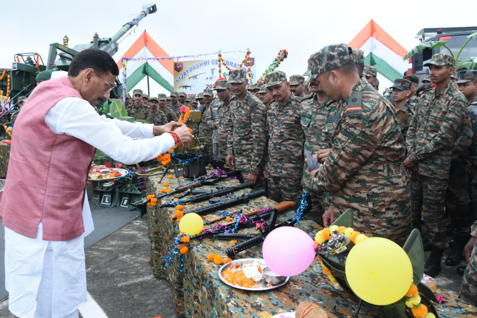 रक्षा राज्यमंत्री संजय सेठ ने सैन्य छावनी में किया शस्त्र पूजन