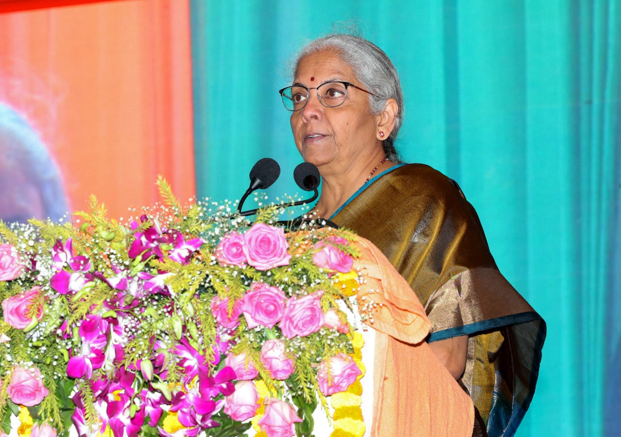 मुख्यमंत्री योगी और वित्त मंत्री निर्मला सीतारमण ने अयोध्या में दक्षिण भारत के तीन महान संगीतज्ञों की मूर्तियों का किया अनावरण