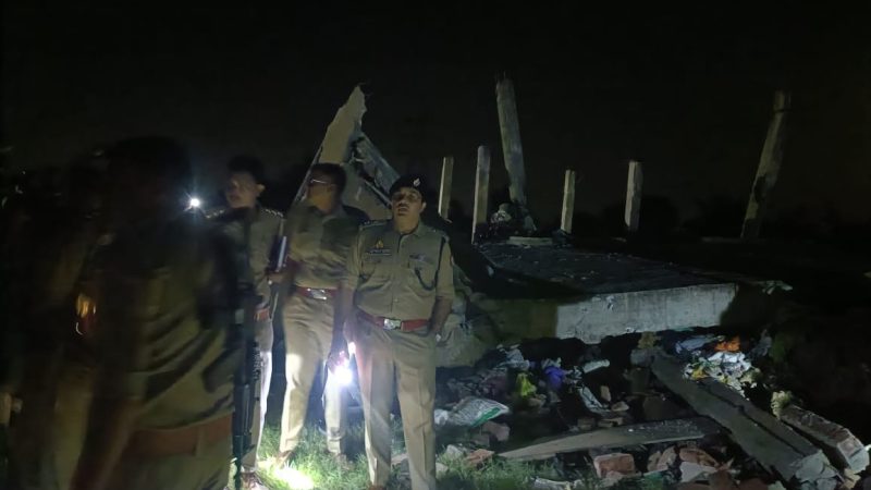 अयोध्या में भीषण विस्फोट से ढहा मकान, मलबे में दबकर घर के 5 लोगों की मौत, सीएम योगी ने अफसरों को किया ऐक्टिव