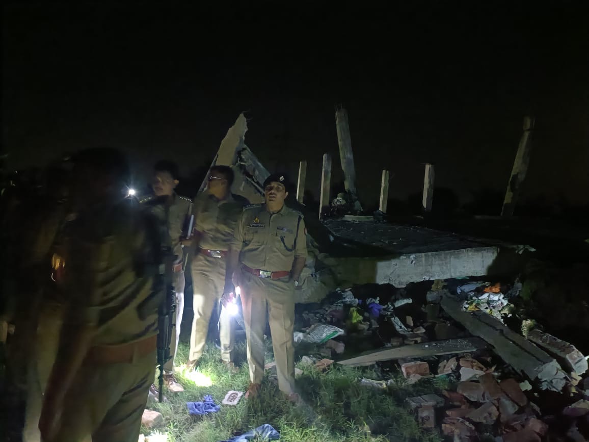 अयोध्या में भीषण विस्फोट से ढहा मकान, मलबे में दबकर घर के 5 लोगों की मौत, सीएम योगी ने अफसरों को किया ऐक्टिव