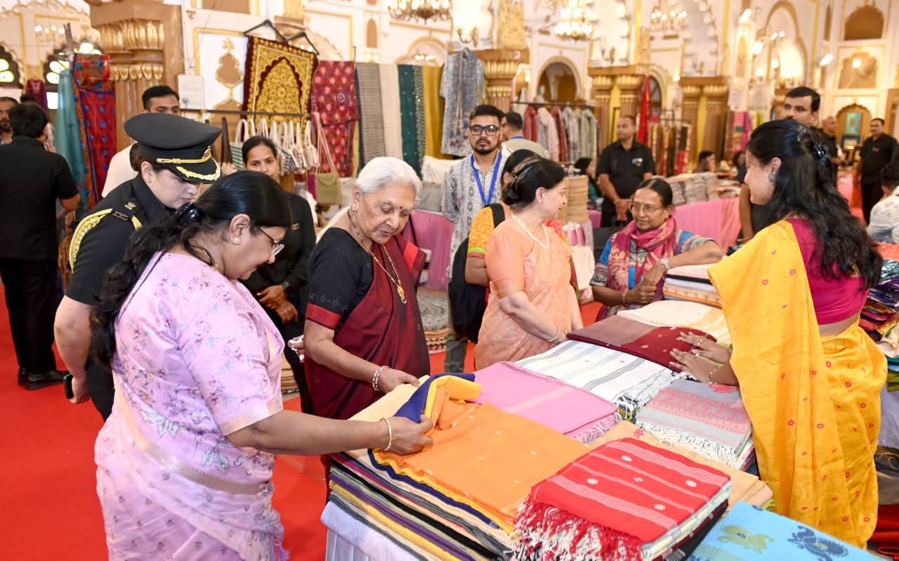 राज्यपाल आनंदीबेन पटेल ने लखनऊ में क्राफ्टरूट्स हस्तशिल्प प्रदर्शनी का किया उद्घाटन