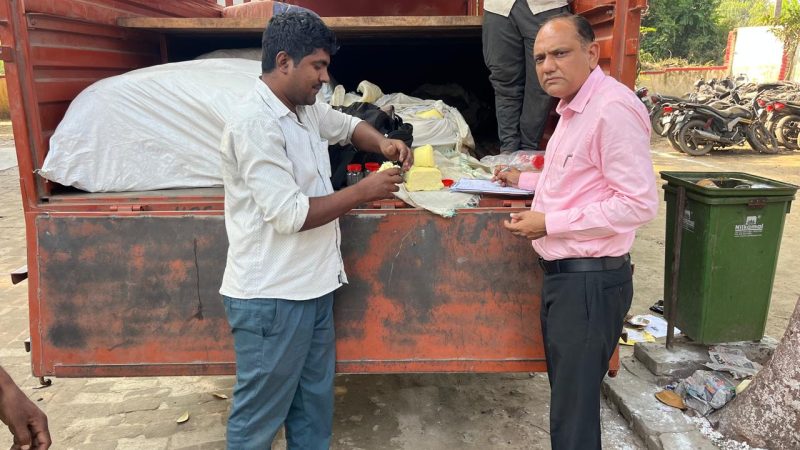 बागपतः दीपावली से पहले खाद्य सुरक्षा विभाग ने मिलावटखोरों पर किया कड़ा एक्शन, दर्जनों क्विंटल खाद्य सामग्री नष्ट की