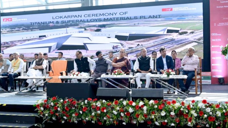 रक्षा मंत्री और सीएम योगी पीटीसी इंडस्ट्रीज के सिंबोलिक ग्राउंड ब्रेकिंग सेरेमनी ऑफ सिस्टम इंटीग्रेशन फैसिलिटी कार्यक्रम में हुए शामिल