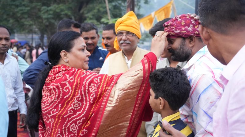 ग्रामीण विकास मंत्री दीपिका पांडेय सिंह ने भगवान सूर्य को अर्पित किया अर्घ्य