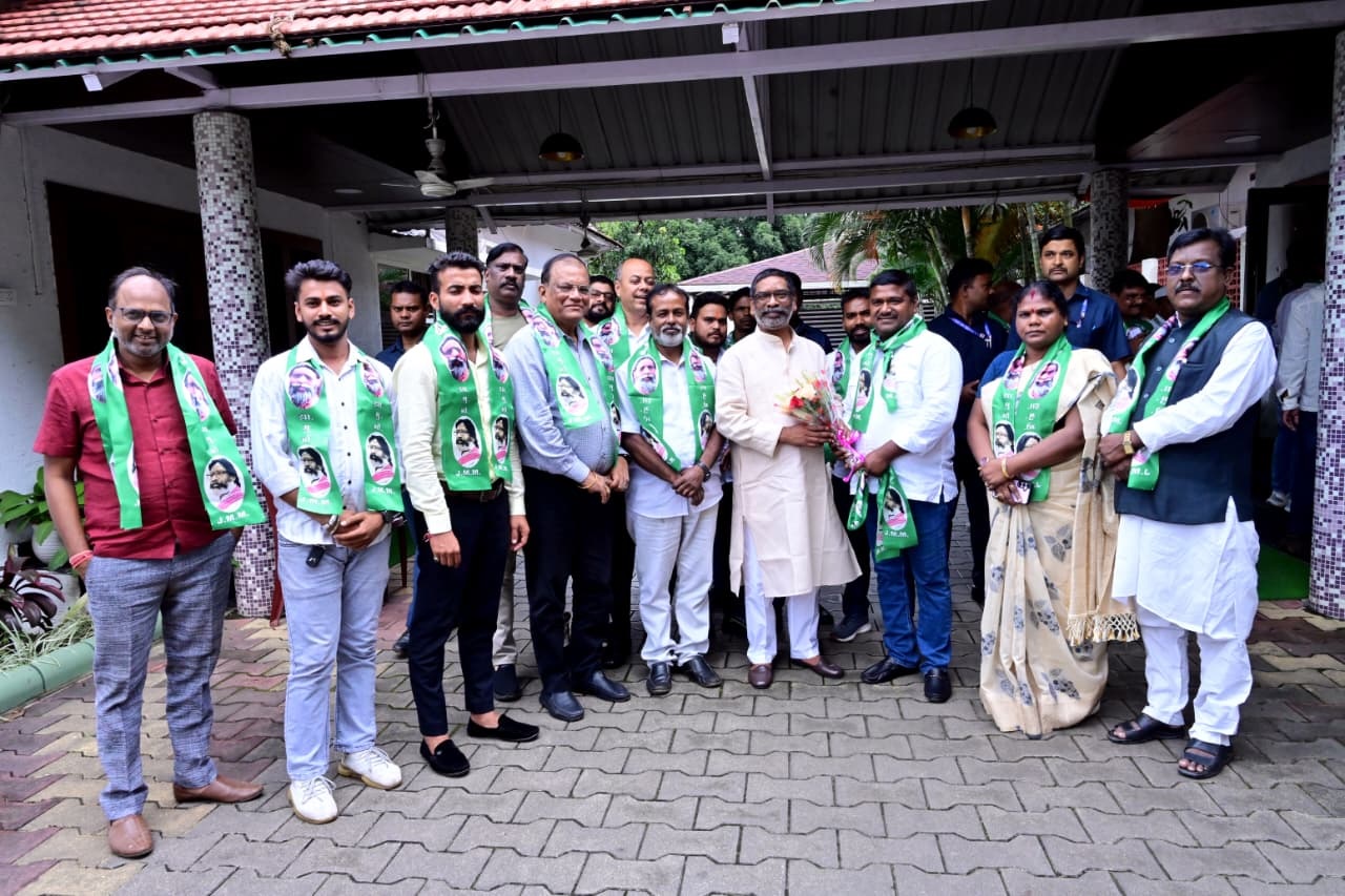 मुख्यमंत्री हेमंत सोरेन की मौजूदगी में कई भाजपा नेताओं ने थामा झामुमो का दामन