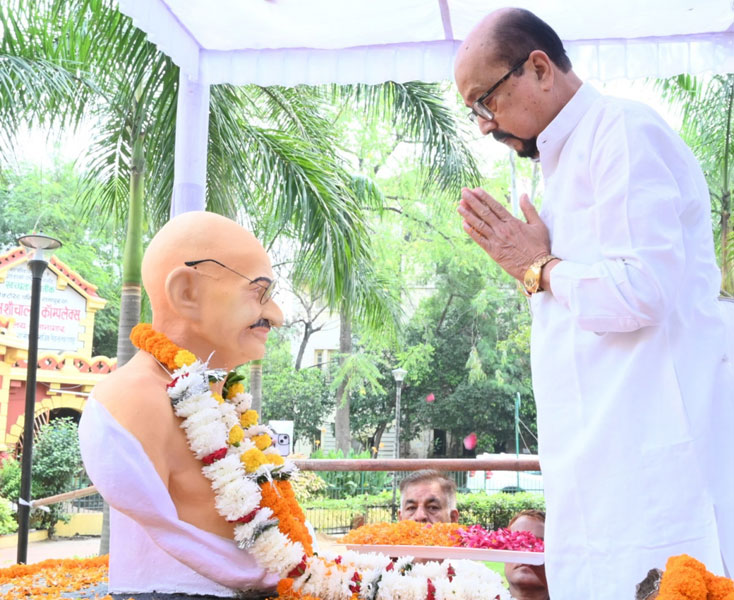 राज्यपाल डेका ने महात्मा गांधी और लाल बहादुर शास्त्री को पुष्पांजलि अर्पित की