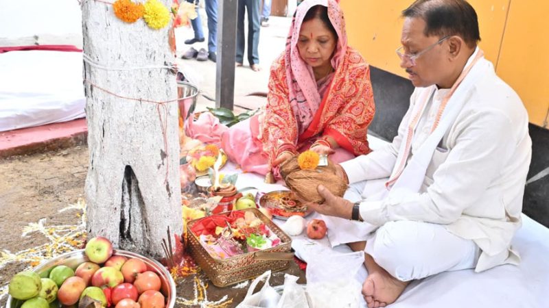 आंवला नवमी पर मुख्यमंत्री ने आंवला वृक्ष की पूजा कर प्रदेशवासियों के सुख-समृद्धि की कामना की