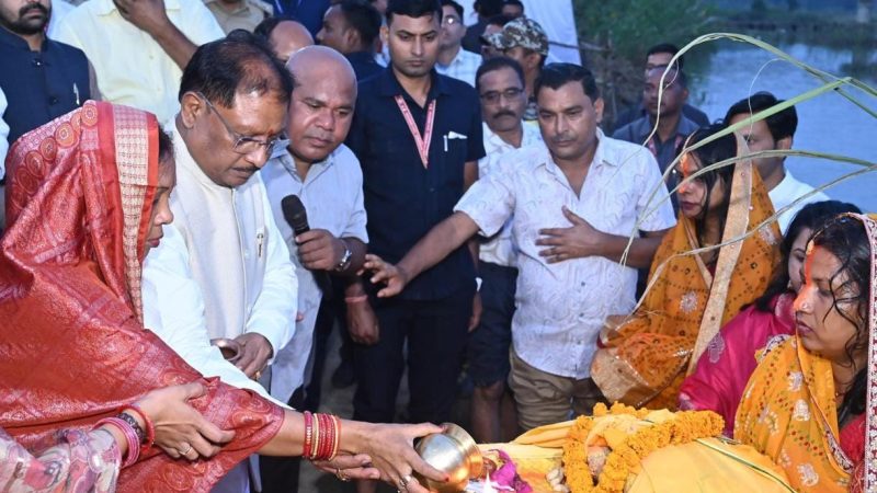 मुख्यमंत्री साय ने जशपुर में दुलदुला छठ घाट में सूर्य को दिया अर्घ्य: प्रदेश की सुख-समृद्धि और खुशहाली की कामना की