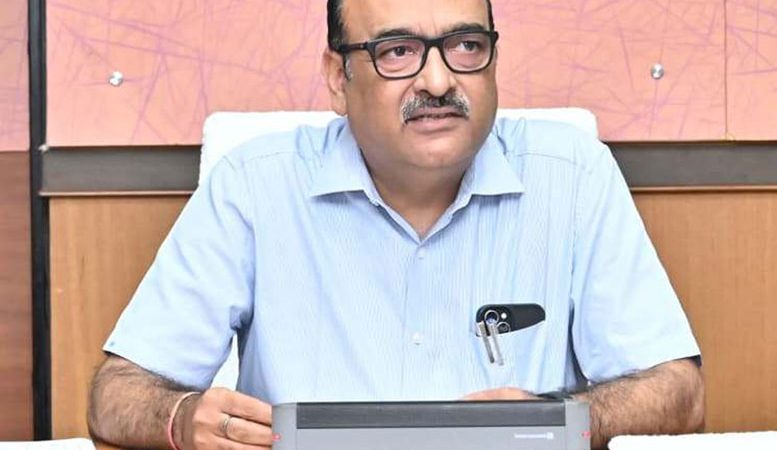 मुख्य सचिव विकासशील ने उच्च स्तरीय बैठक में विभागीय सचिवों से विभागीय काम-काज की ली जानकारी