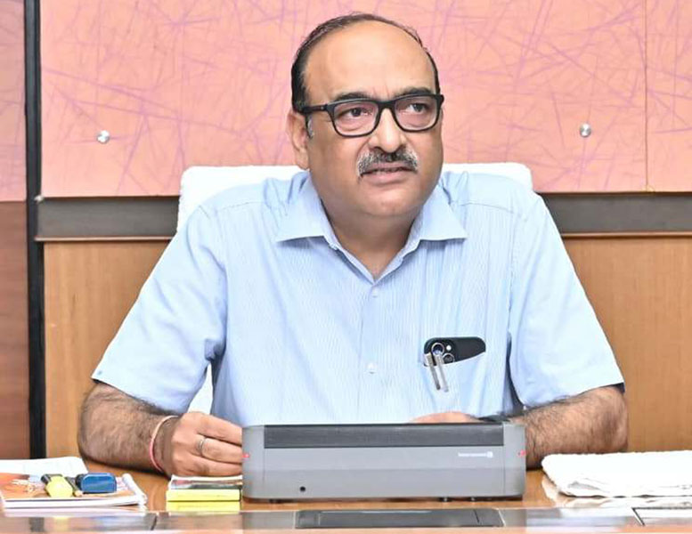 मुख्य सचिव विकासशील ने उच्च स्तरीय बैठक में विभागीय सचिवों से विभागीय काम-काज की ली जानकारी