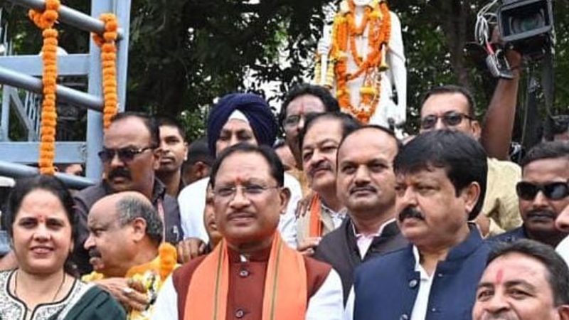 मुख्यमंत्री विष्णुदेव साय ने राष्ट्रपिता महात्मा गांधी और पूर्व प्रधानमंत्री लाल बहादुर शास्त्री की प्रतिमा पर किया माल्यार्पण