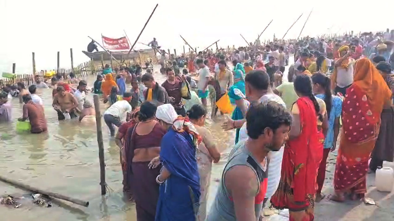 पटना सिटी में छठ की शुरुआत, घाटों पर श्रद्धालुओं ने किया स्नान
