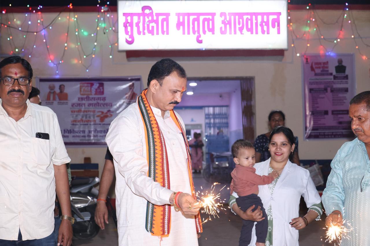 स्वास्थ्य मंत्री श्याम बिहारी जायसवाल ने मरीजों और अस्पताल स्टाफ के साथ मनाई दिवाली, फल और मिठाई किया वितरित