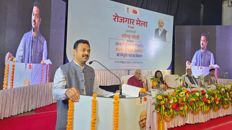 वाराणसी में आयोजित सत्रहवें रोजगार मेले के दौरान केंद्रीय ग्रामीण विकास राज्य मंत्री कमलेश पासवान ने नवचयनित अभ्यर्थियों को प्रदान किया नियुक्ति पत्र