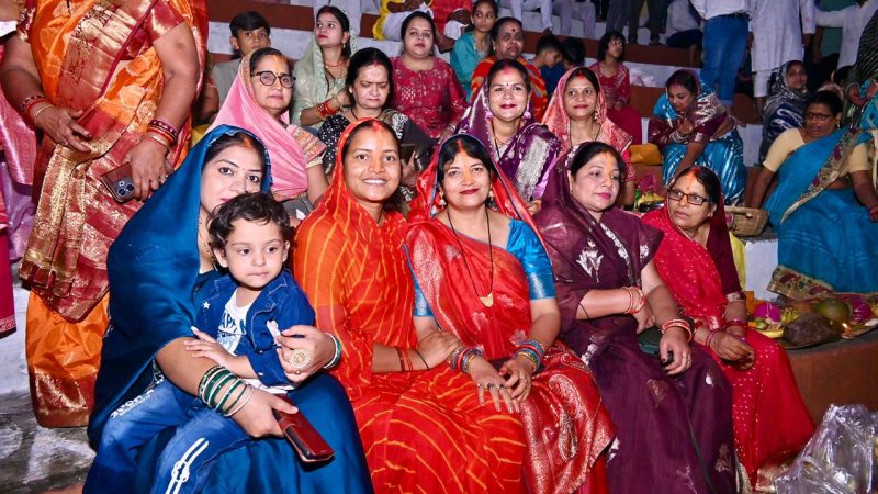 मंत्री श्रीमती लक्ष्मी राजवाड़े ने , सूर्यदेव को अर्पित किया संध्या अर्घ्य