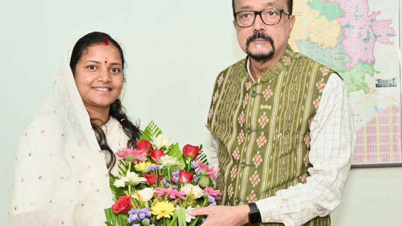 महिला एवं बाल विकास मंत्री श्रीमती लक्ष्मी राजवाड़े ने राज्यपाल रमेन डेका से की सौजन्य भेंट