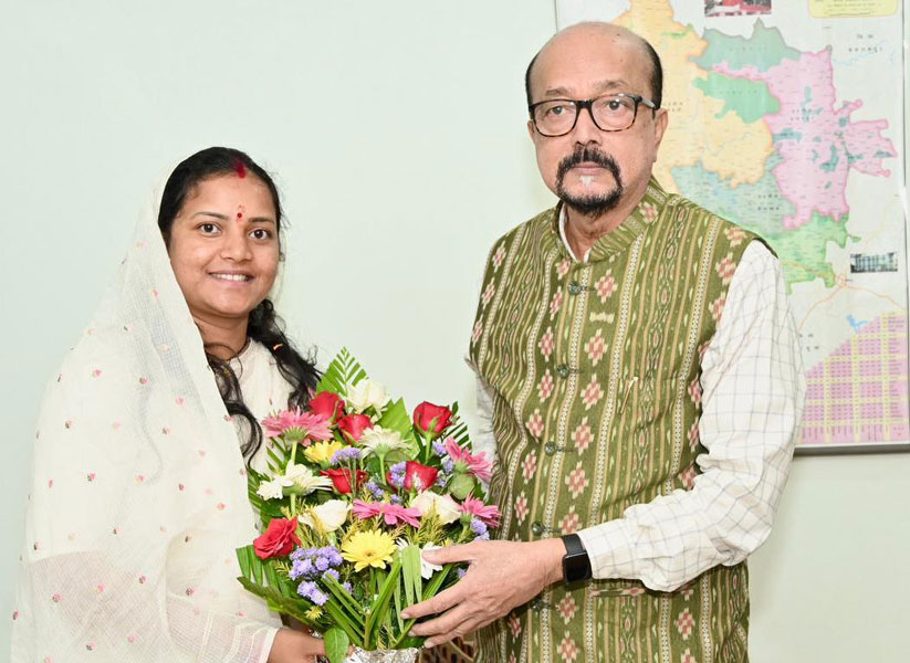 महिला एवं बाल विकास मंत्री श्रीमती लक्ष्मी राजवाड़े ने राज्यपाल रमेन डेका से की सौजन्य भेंट