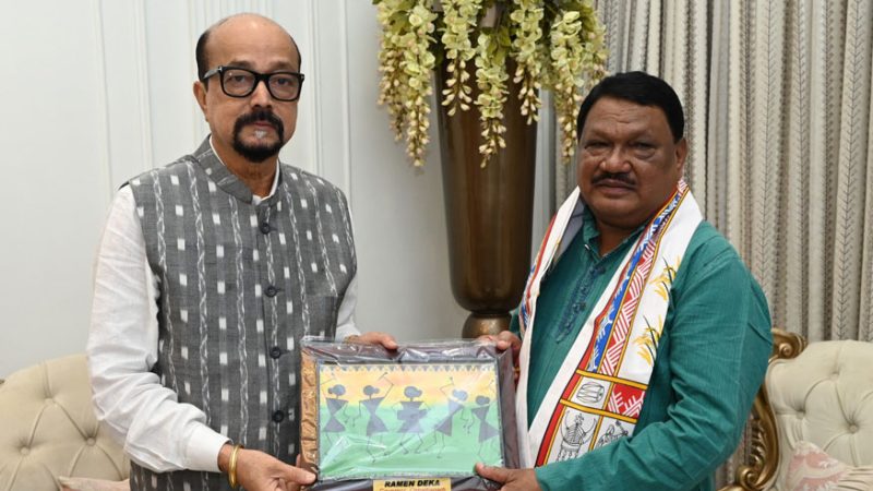 राज्यपाल रमेन डेका से जनजातीय मामलों के केन्द्रीय मंत्री ओराम नेे सौजन्य भेंट की
