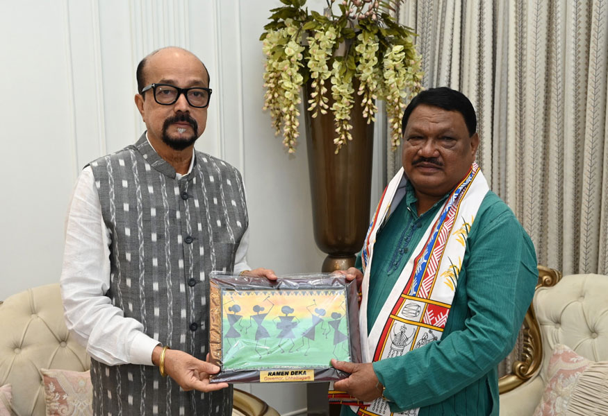 राज्यपाल रमेन डेका से जनजातीय मामलों के केन्द्रीय मंत्री ओराम नेे सौजन्य भेंट की