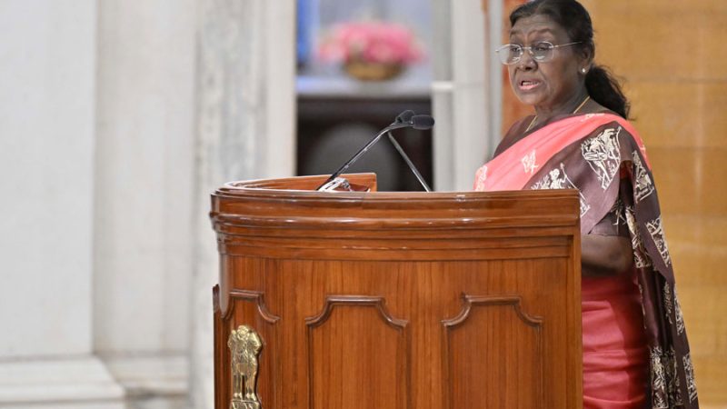 65वें राष्ट्रीय रक्षा कॉलेज पाठ्यक्रम के संकाय और पाठ्यक्रम सदस्यों ने राष्ट्रपति से भेंट की