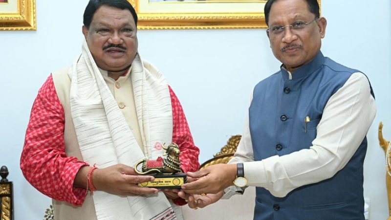 मुख्यमंत्री साय से केंद्रीय जनजातीय कार्य मंत्री जुएल ओराम ने की सौजन्य मुलाकात