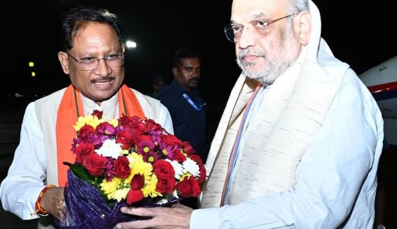 केंद्रीय गृह मंत्री अमित शाह का मुख्यमंत्री विष्णुदेव साय ने स्वामी विवेकानंद विमानतल पर किया आत्मीय स्वागत