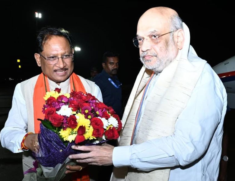 केंद्रीय गृह मंत्री अमित शाह का मुख्यमंत्री विष्णुदेव साय ने स्वामी विवेकानंद विमानतल पर किया आत्मीय स्वागत