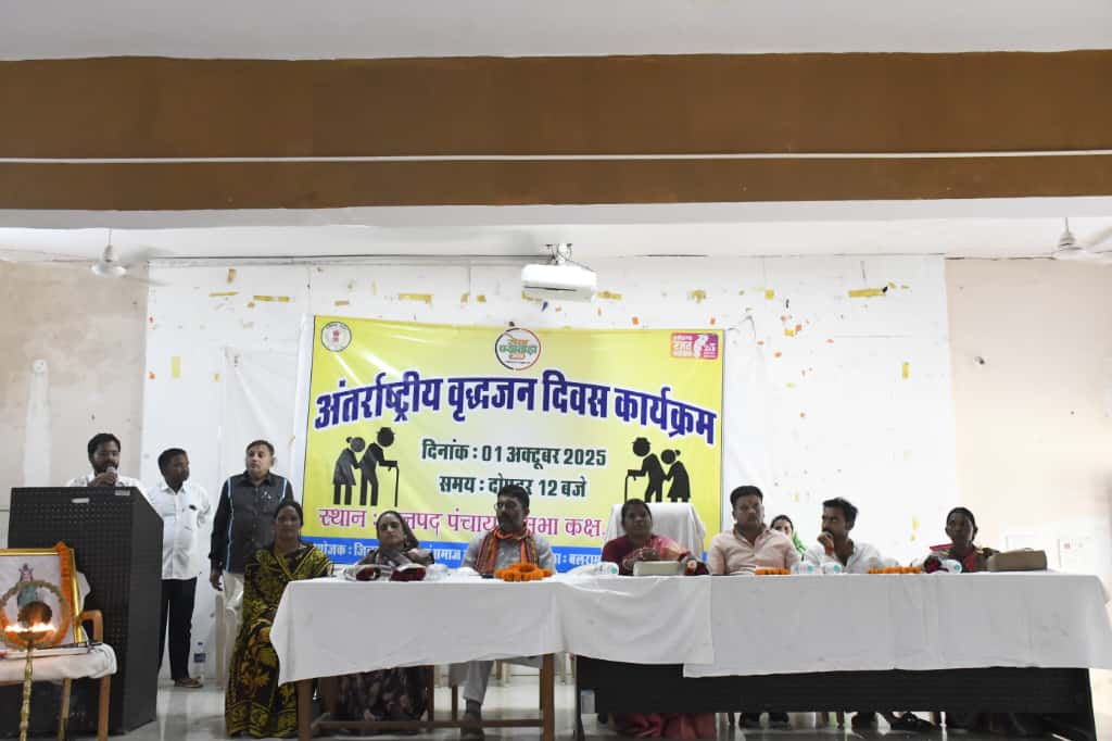 अंतर्राष्ट्रीय वृद्धजन दिवस पर बुजुर्गों को शाल और श्रीफल देकर सम्मानित, निःशुल्क स्वास्थ्य जांच भी