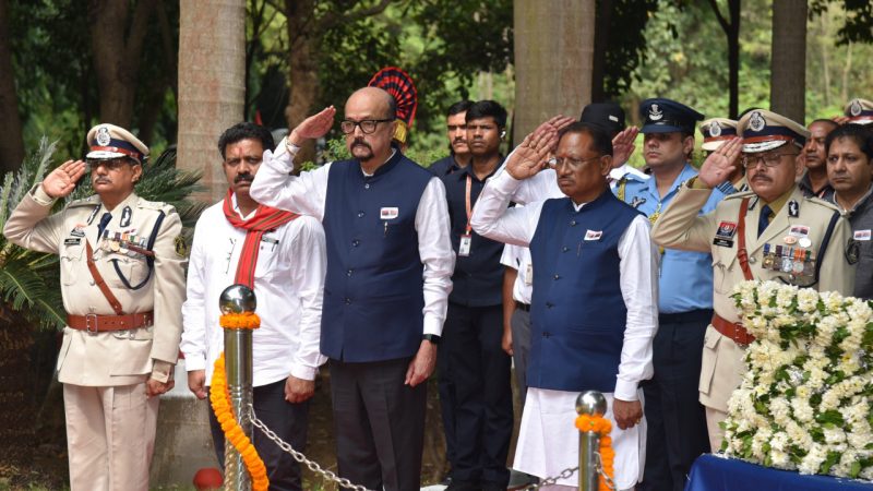राज्यपाल रमेन डेका और मुख्यमंत्री विष्णु देव साय ने शहीद वाटिका पहुंचकर शहीद जवानों को दी श्रद्धांजलि