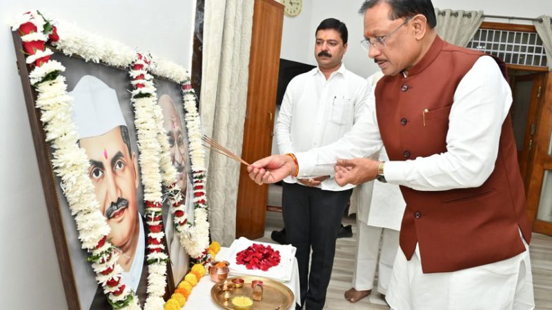 मुख्यमंत्री साय ने राष्ट्रपिता महात्मा गांधी और पूर्व प्रधानमंत्री लाल बहादुर शास्त्री को उनकी जयंती पर किया नमन