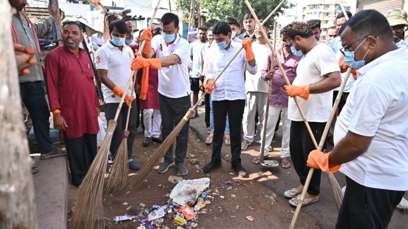 राजस्व मंत्री टंक राम वर्मा ने खेल मैदान में सफाई कर दिया स्वच्छता का संदेश