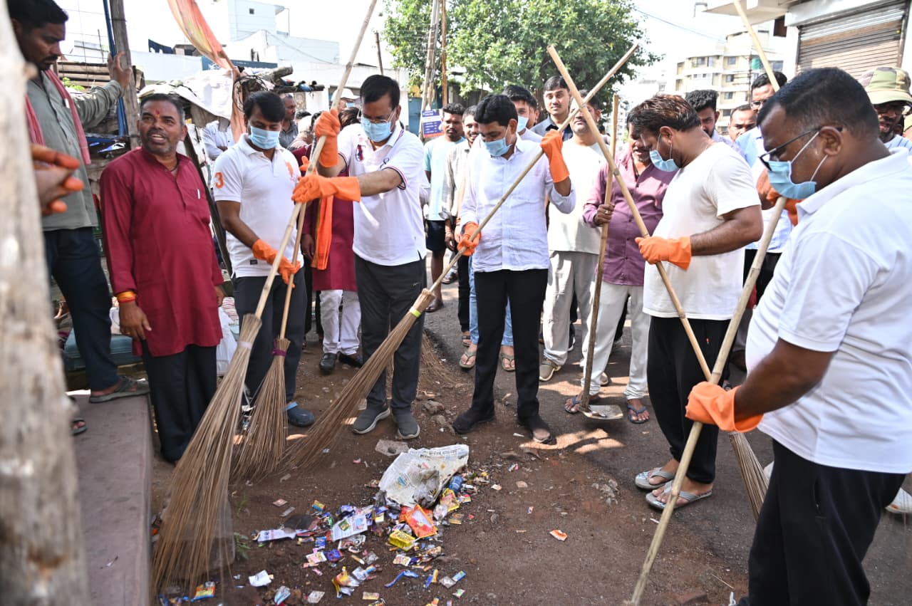 राजस्व मंत्री टंक राम वर्मा ने खेल मैदान में सफाई कर दिया स्वच्छता का संदेश