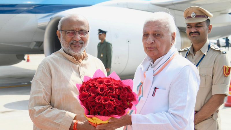 उप-राष्ट्रपति राधाकृष्णन ने भारत रत्न लोकनायक जयप्रकाश नारायण को उनकी जयंती पर सीताब दियारा, बिहार में श्रद्धांजलि अर्पित की