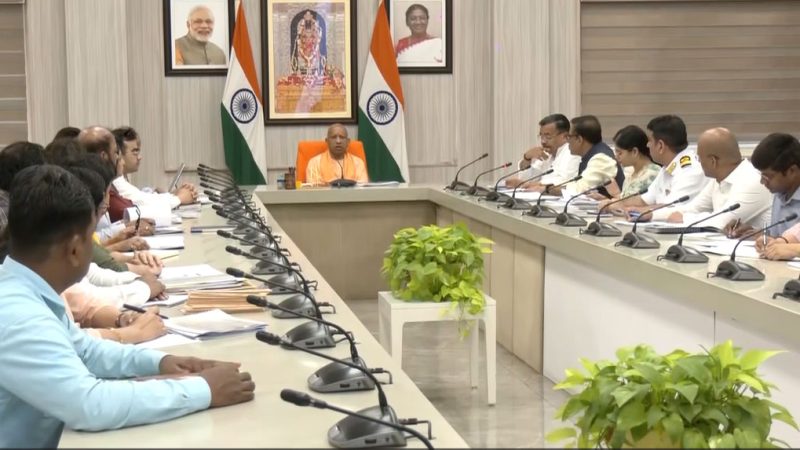 लखनऊ में मुख्यमंत्री योगी आदित्यनाथ ने संस्कृत विभाग के अधिकारियों के साथ समीक्षा बैठक की