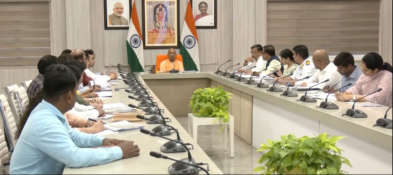 लखनऊ में मुख्यमंत्री योगी आदित्यनाथ ने संस्कृत विभाग के अधिकारियों के साथ समीक्षा बैठक की