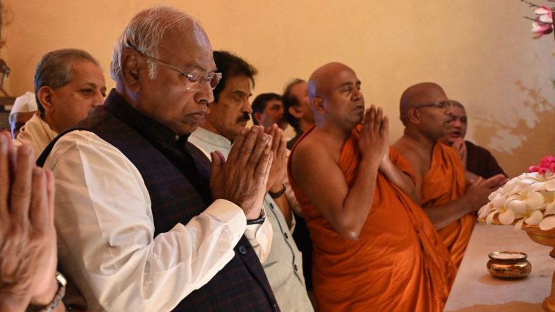 कांग्रेस अध्यक्ष मल्लिकार्जुन खरगे ने महाबोधि मंदिर में पूजा अर्चना की