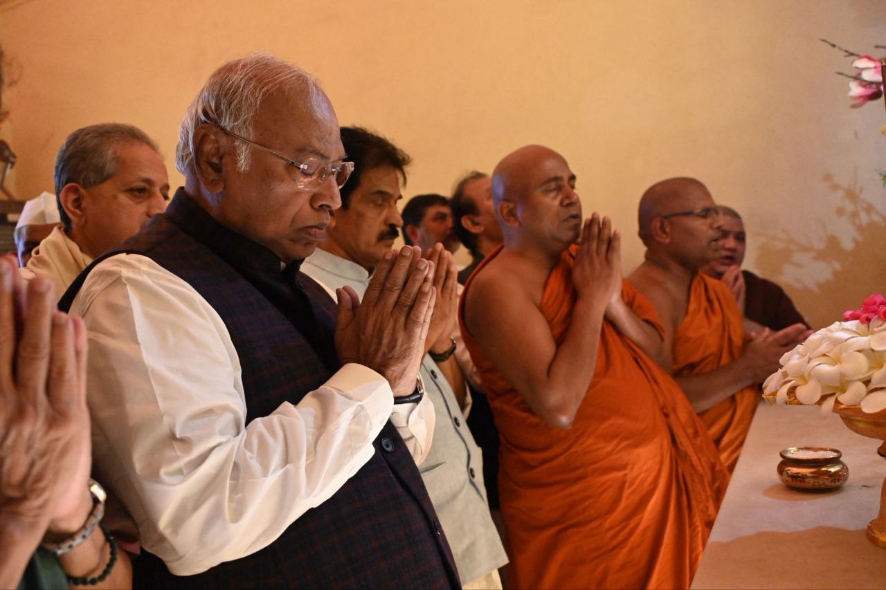 कांग्रेस अध्यक्ष मल्लिकार्जुन खरगे ने महाबोधि मंदिर में पूजा अर्चना की