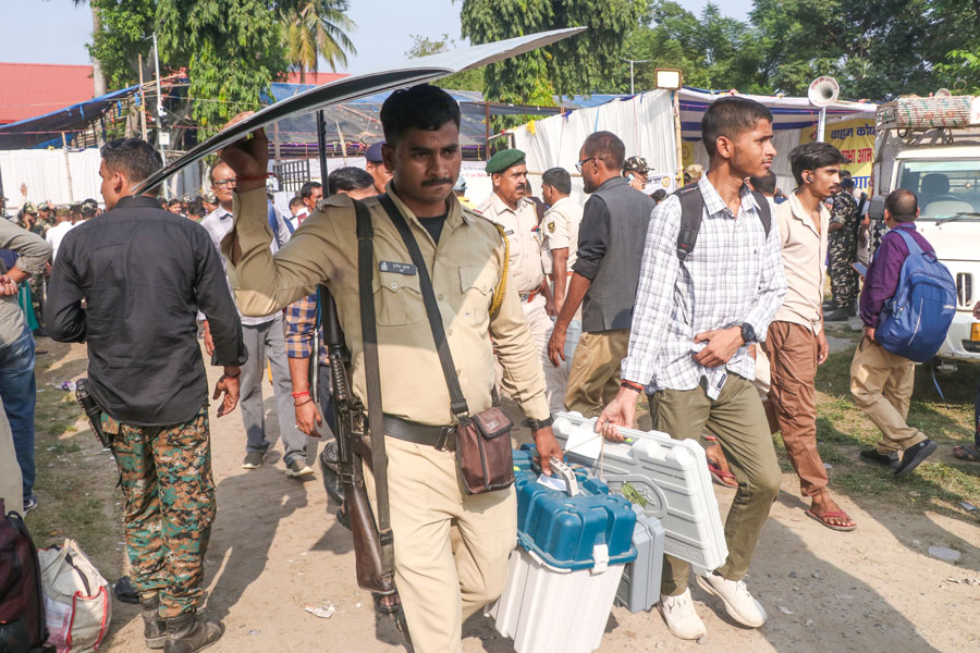 बिहार चुनाव: पहले चरण के लिए EVM मतदान एजेंटों को सौंपी गई