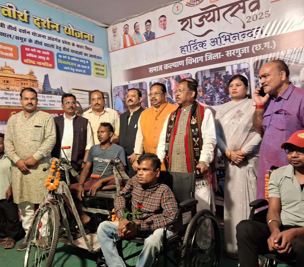 कृषि मंत्री नेताम ने राज्योत्सव में 6 दिव्यांगजनों को सहायक उपकरण एवं आर्थिक सहायता प्रदान की