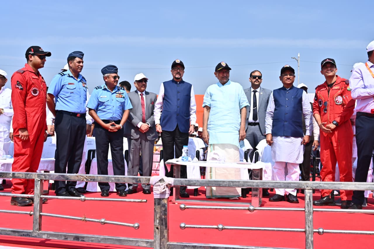 राज्योत्सव पर वायु सेना की टीम का रोमांचक एयर शो, सेंध जलाशय के ऊपर आसमां में गूंजा ‘जय जोहार’ और ‘छत्तीसगढ़िया सबले बढ़िया’