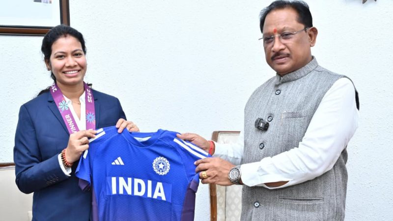 वर्ल्ड कप विजेता भारतीय महिला क्रिकेट टीम की फिजियोथेरेपिस्ट आकांक्षा सत्यवंशी ने मुख्यमंत्री से की मुलाकात