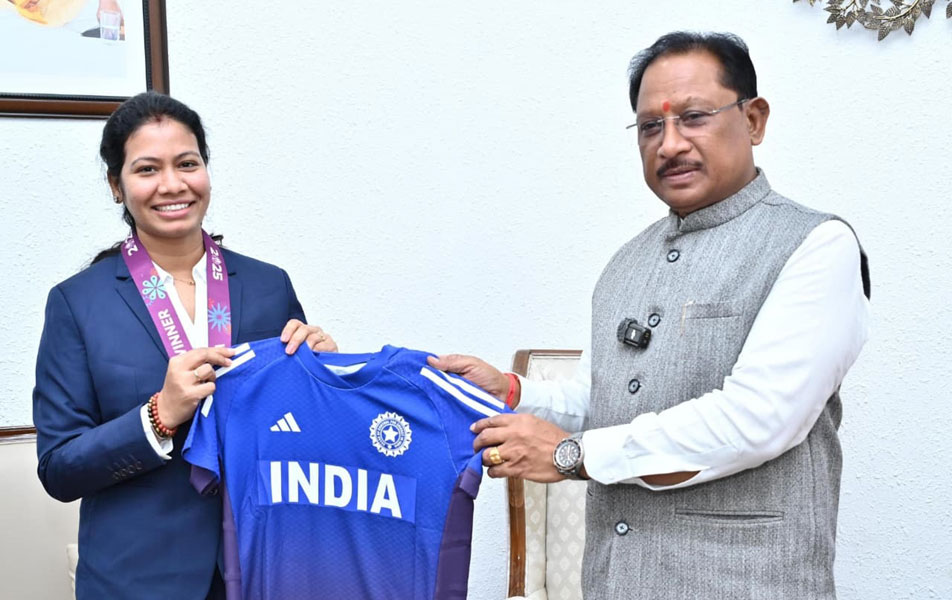 वर्ल्ड कप विजेता भारतीय महिला क्रिकेट टीम की फिजियोथेरेपिस्ट आकांक्षा सत्यवंशी ने मुख्यमंत्री से की मुलाकात