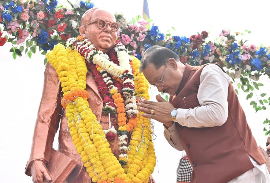 मुख्यमंत्री विष्णुदेव साय ने संविधान दिवस के अवसर पर डॉ. भीमराव अंबेडकर की प्रतिमा पर माल्यार्पण कर किया नमन