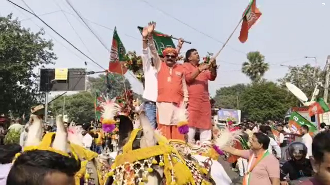 चुनावी रुझानों के बाद भाजपा कार्यालय में जश्न का माहौल