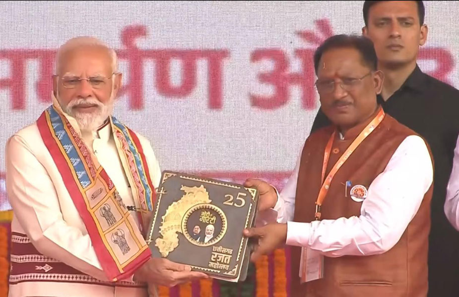 प्रधानमंत्री नरेंद्र मोदी ने ‘कॉफ़ी टेबल बुक’ का किया विमोचन:छत्तीसगढ़ की विकास यात्रा और ‘मोदी की गारंटी’ का दस्तावेज़