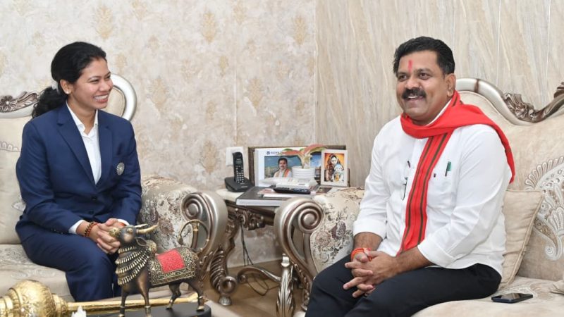 उपमुख्यमंत्री विजय शर्मा मिले वर्ल्ड कप विजेता भारतीय महिला क्रिकेट टीम की फिजियोथेरेपिस्ट आकांक्षा सत्यवंशी से, दी शुभकामनाएं